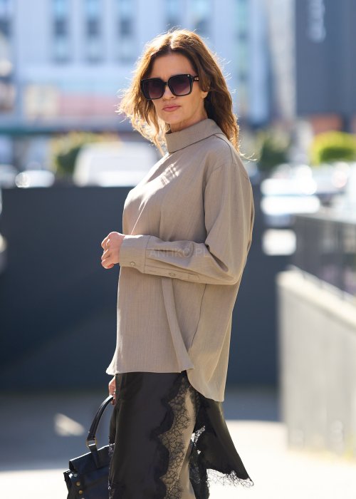 Beżowy komplet z prostą bluzką o luźnym kroju i długich rękawach oraz dopasowanymi spodniami z wysokim stanem