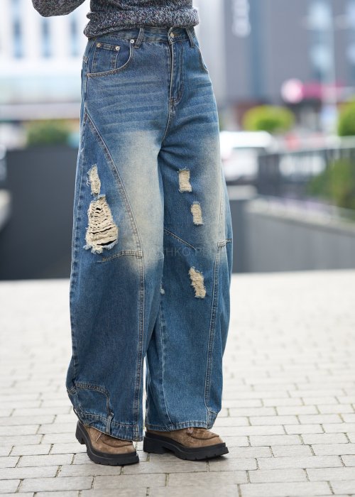 Szerokie jeansy typu baggy z przetarciami i dziurami, w odcieniu spranego niebieskiego