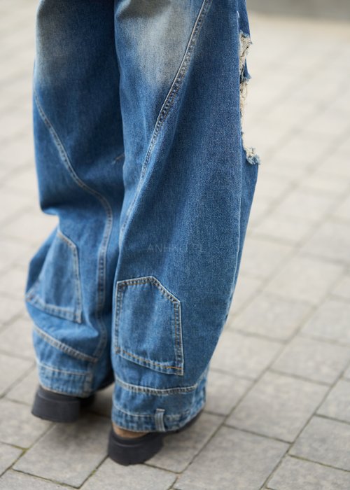Szerokie jeansy typu baggy z przetarciami i dziurami, w odcieniu spranego niebieskiego
