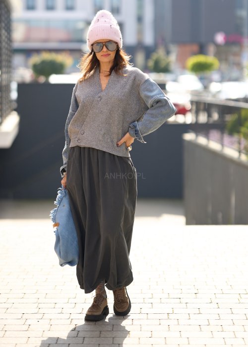 Grafitowa spódnica maxi z elastyczną talią i kieszeniami, o luźnym kroju, zestawiona z krótkim swetrem i brązowymi półbutami w miejskiej stylizacji.