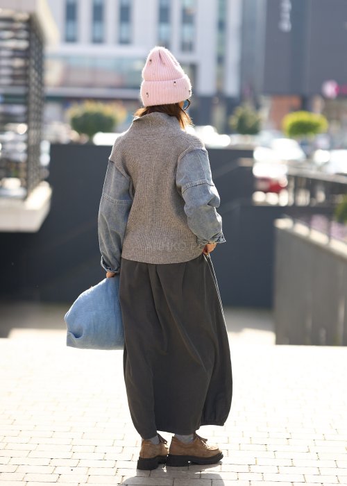 Grafitowa spódnica maxi z elastyczną talią i kieszeniami, o luźnym kroju, zestawiona z krótkim swetrem i brązowymi półbutami w miejskiej stylizacji.