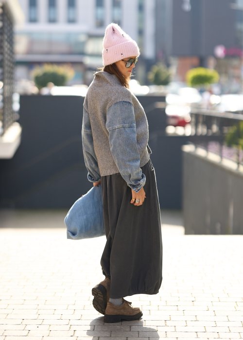 Grafitowa spódnica maxi z elastyczną talią i kieszeniami, o luźnym kroju, zestawiona z krótkim swetrem i brązowymi półbutami w miejskiej stylizacji.