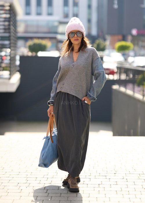 Grafitowa spódnica maxi z elastyczną talią i kieszeniami, o luźnym kroju, zestawiona z krótkim swetrem i brązowymi półbutami w miejskiej stylizacji.