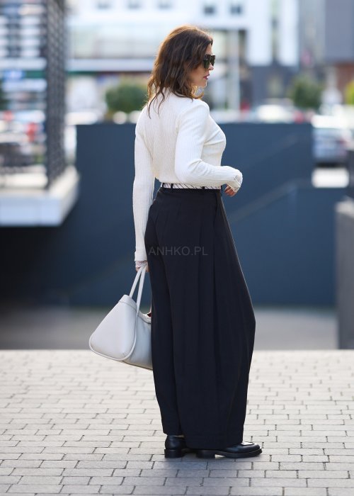 Czarne spodnie damskie z szeroką nogawką typu palazzo, z ozdobnym paskiem w talii i kieszeniami, styl elegancki