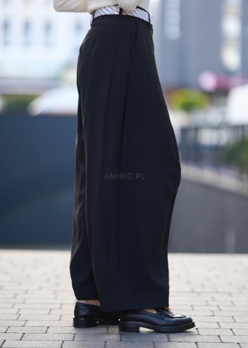 Czarne spodnie damskie z szeroką nogawką typu palazzo, z ozdobnym paskiem w talii i kieszeniami, styl elegancki