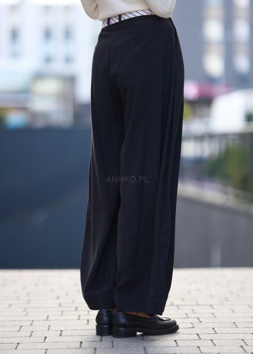 Czarne spodnie damskie z szeroką nogawką typu palazzo, z ozdobnym paskiem w talii i kieszeniami, styl elegancki