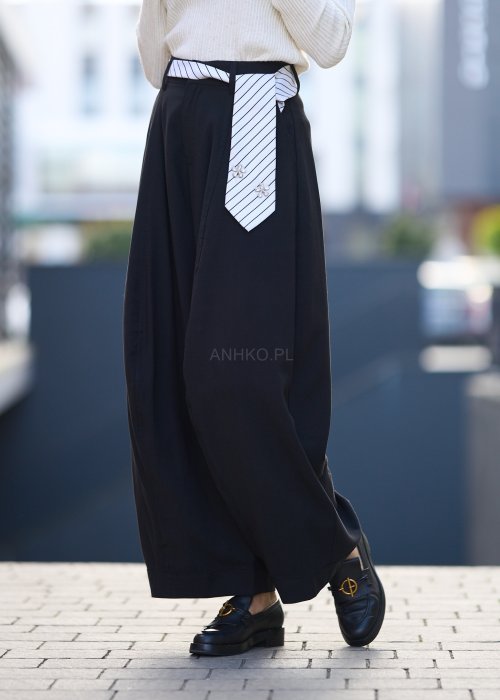 Czarne spodnie damskie z szeroką nogawką typu palazzo, z ozdobnym paskiem w talii i kieszeniami, styl elegancki