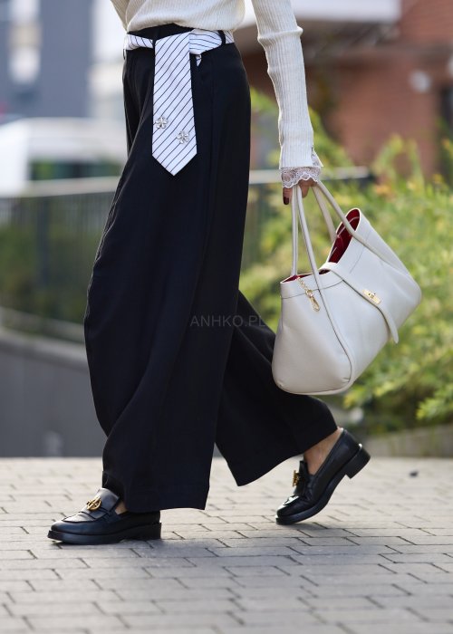 Czarne spodnie damskie z szeroką nogawką typu palazzo, z ozdobnym paskiem w talii i kieszeniami, styl elegancki