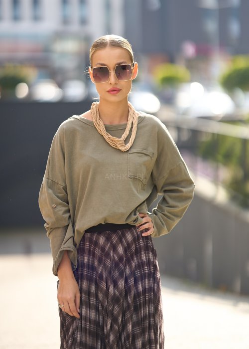 bluzka w kolorze oliwkowej zieleni, o luźnym, swobodnym kroju.