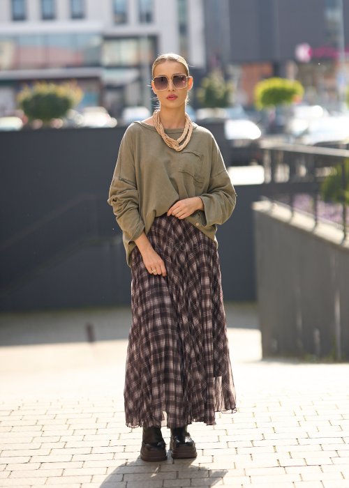 bluzka w kolorze oliwkowej zieleni, o luźnym, swobodnym kroju.