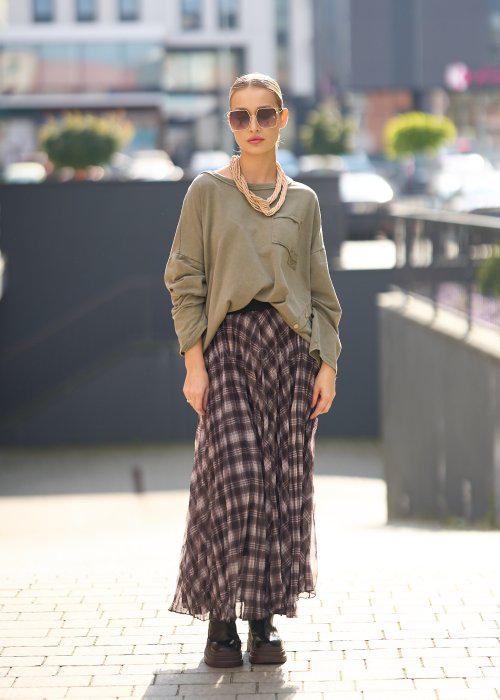 bluzka w kolorze oliwkowej zieleni, o luźnym, swobodnym kroju.