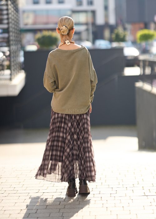 bluzka w kolorze oliwkowej zieleni, o luźnym, swobodnym kroju.