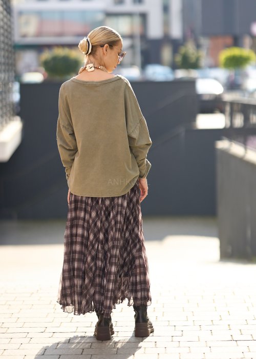 bluzka w kolorze oliwkowej zieleni, o luźnym, swobodnym kroju.