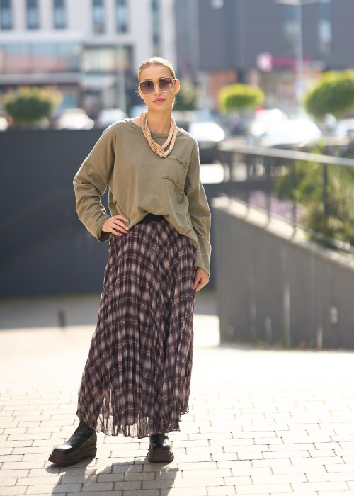 bluzka w kolorze oliwkowej zieleni, o luźnym, swobodnym kroju.