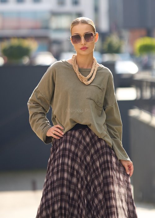 bluzka w kolorze oliwkowej zieleni, o luźnym, swobodnym kroju.