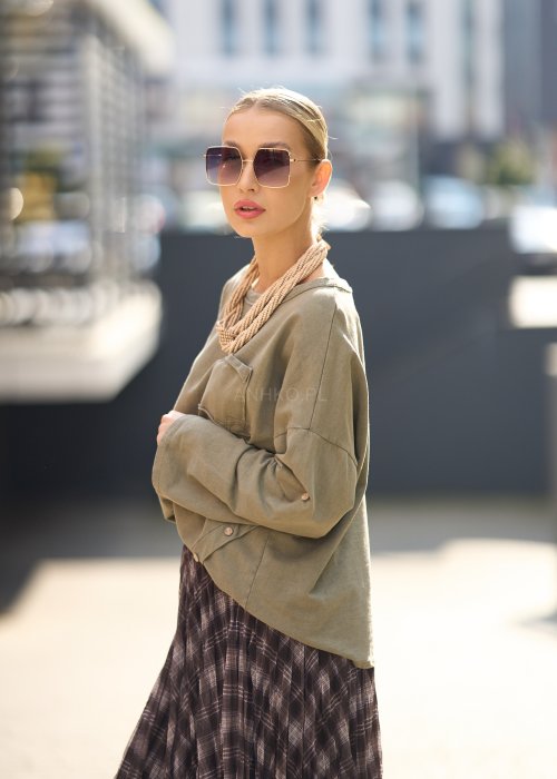 bluzka w kolorze oliwkowej zieleni, o luźnym, swobodnym kroju.