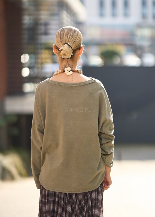 bluzka w kolorze oliwkowej zieleni, o luźnym, swobodnym kroju.
