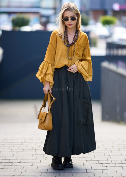 Ciemnozielona długa spódnica damska o luźnym fasonie z dużą kieszenią i troczkiem w pasie, wykonana z naturalnego materiału