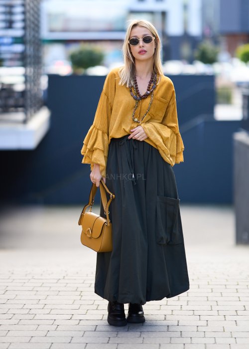 Ciemnozielona długa spódnica damska o luźnym fasonie z dużą kieszenią i troczkiem w pasie, wykonana z naturalnego materiału