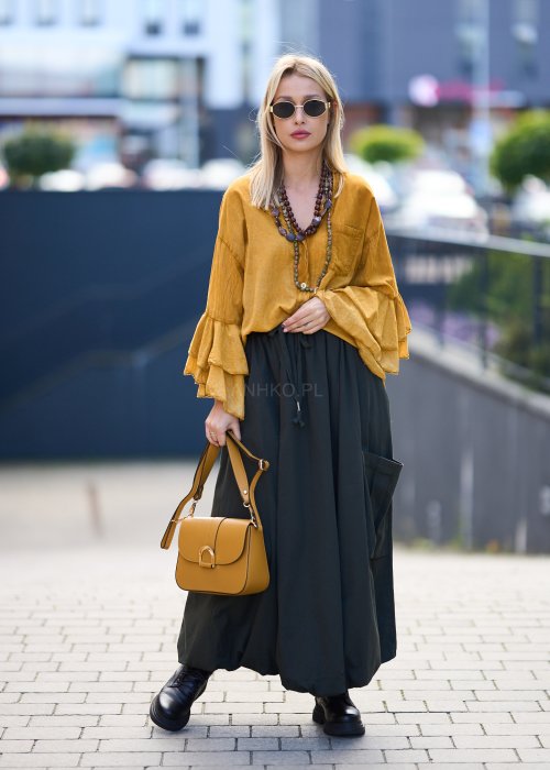 Ciemnozielona długa spódnica damska o luźnym fasonie z dużą kieszenią i troczkiem w pasie, wykonana z naturalnego materiału