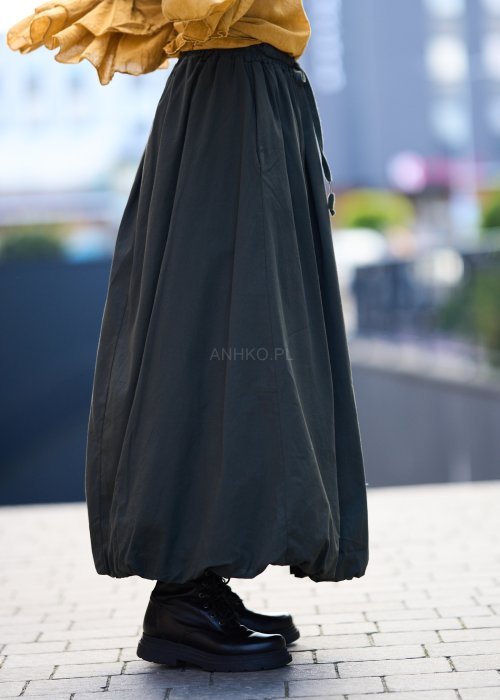 Ciemnozielona długa spódnica damska o luźnym fasonie z dużą kieszenią i troczkiem w pasie, wykonana z naturalnego materiału