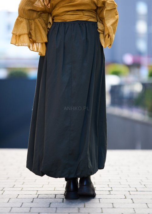 Ciemnozielona długa spódnica damska o luźnym fasonie z dużą kieszenią i troczkiem w pasie, wykonana z naturalnego materiału