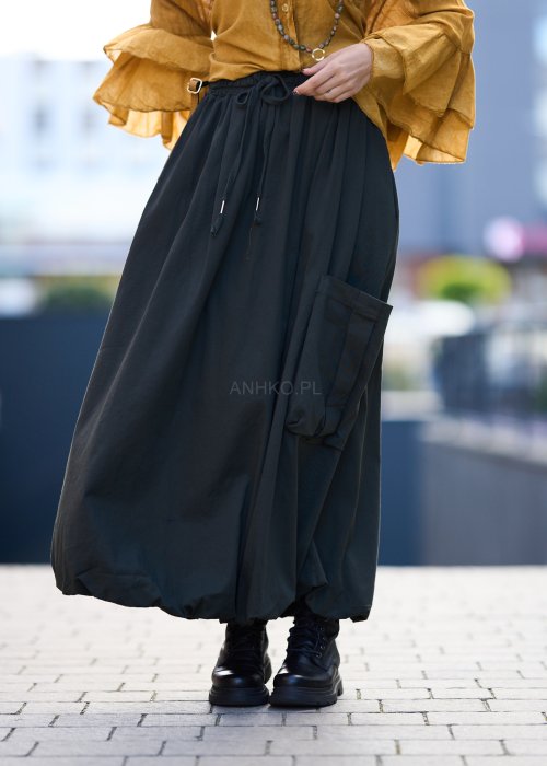 Ciemnozielona długa spódnica damska o luźnym fasonie z dużą kieszenią i troczkiem w pasie, wykonana z naturalnego materiału