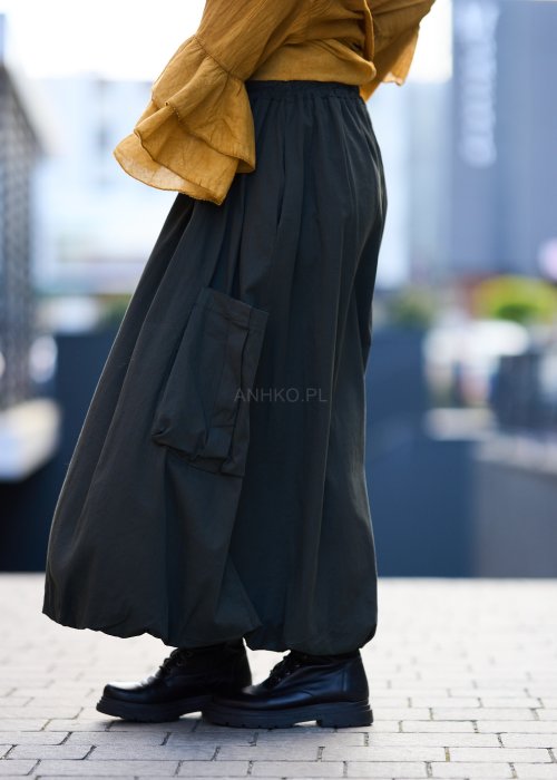 Ciemnozielona długa spódnica damska o luźnym fasonie z dużą kieszenią i troczkiem w pasie, wykonana z naturalnego materiału