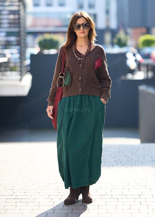 brązowy sweter z naszywkami