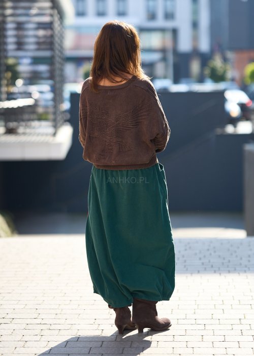 brązowy sweter z naszywkami