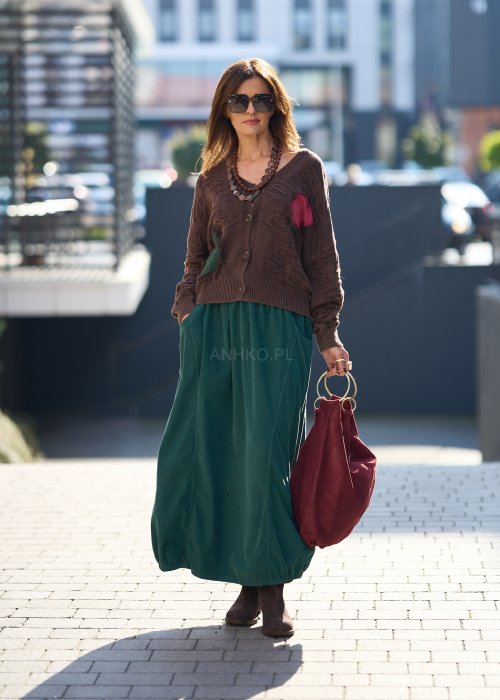 brązowy sweter z naszywkami