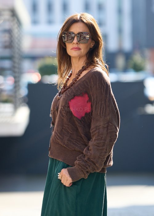 brązowy sweter z naszywkami