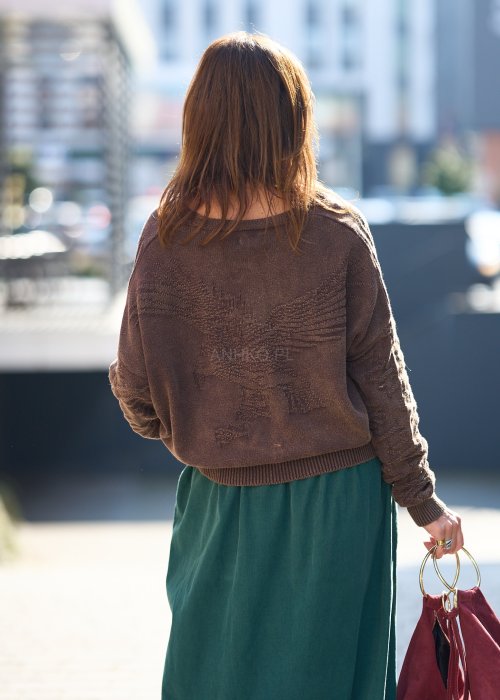 brązowy sweter z naszywkami