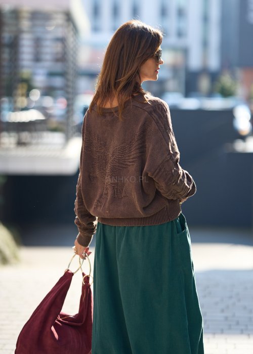 brązowy sweter z naszywkami