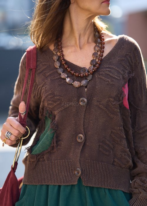 brązowy sweter z naszywkami