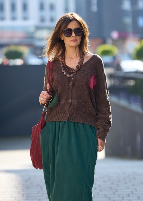 brązowy sweter z naszywkami