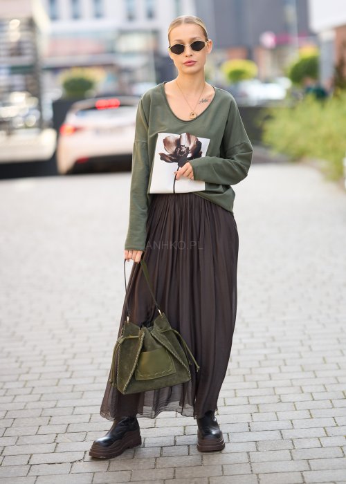 ciemnozieloną bluzkę z nadrukiem dużego kwiatu