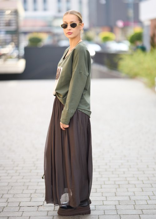 ciemnozieloną bluzkę z nadrukiem dużego kwiatu