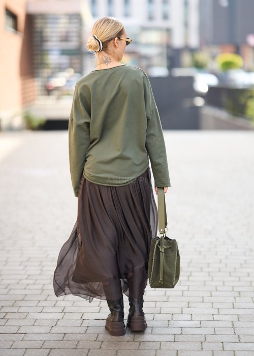 ciemnozieloną bluzkę z nadrukiem dużego kwiatu