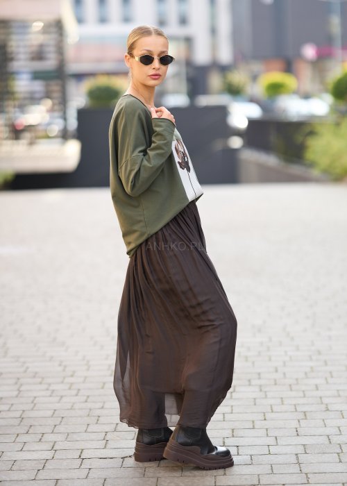 ciemnozieloną bluzkę z nadrukiem dużego kwiatu