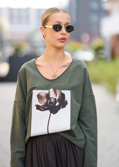 ciemnozieloną bluzkę z nadrukiem dużego kwiatu
