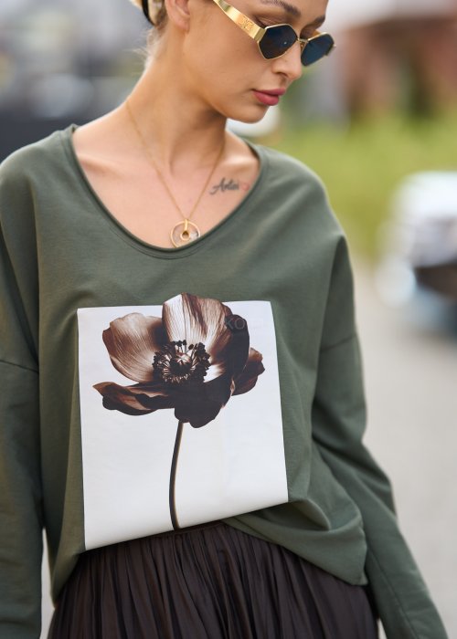 ciemnozieloną bluzkę z nadrukiem dużego kwiatu