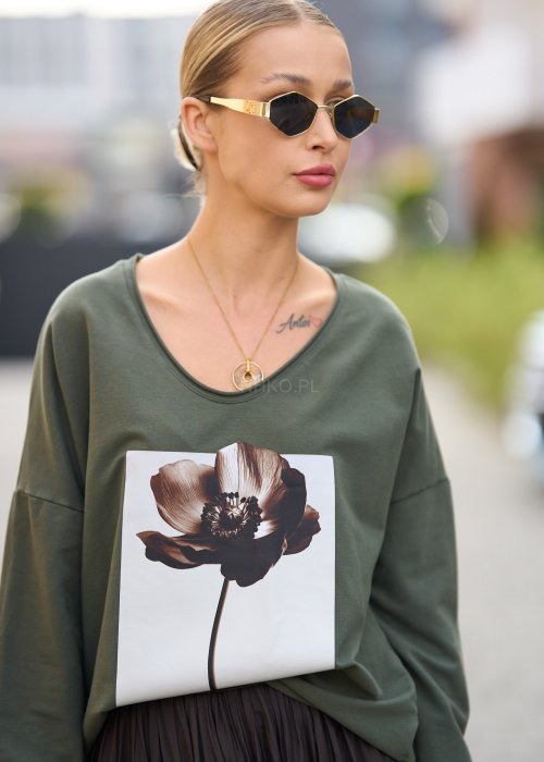 ciemnozieloną bluzkę z nadrukiem dużego kwiatu