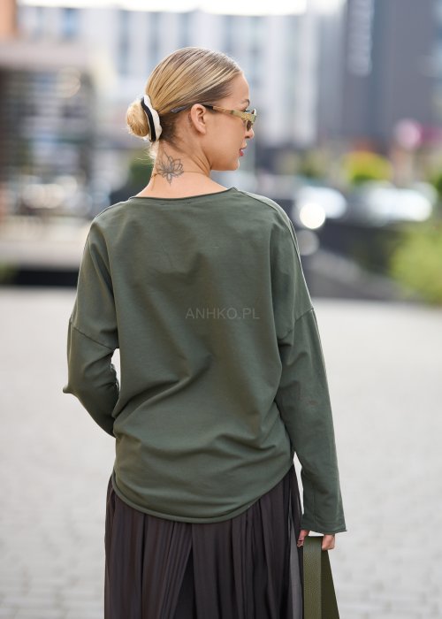 ciemnozieloną bluzkę z nadrukiem dużego kwiatu