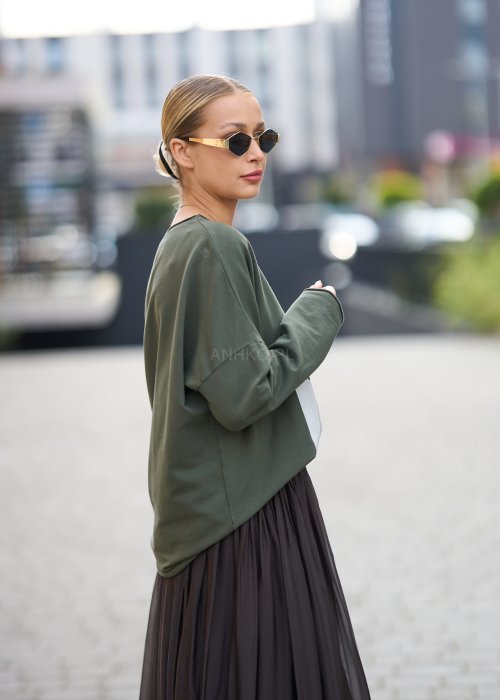 ciemnozieloną bluzkę z nadrukiem dużego kwiatu