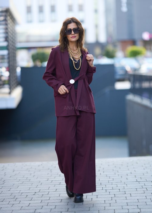 Śliwkowe spodnie damskie z prostą nogawką i wysokim stanem, zapinane na duży ozdobny guzik, wykonane z miękkiej, eleganckiej tkaniny