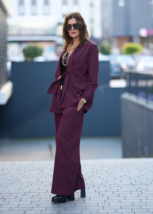 Śliwkowe spodnie damskie z prostą nogawką i wysokim stanem, zapinane na duży ozdobny guzik, wykonane z miękkiej, eleganckiej tkaniny