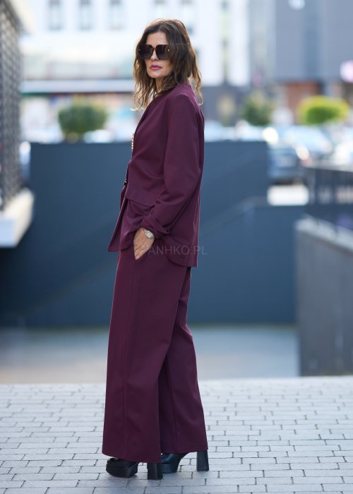 Śliwkowe spodnie damskie z prostą nogawką i wysokim stanem, zapinane na duży ozdobny guzik, wykonane z miękkiej, eleganckiej tkaniny