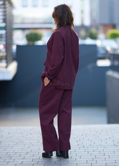 Śliwkowe spodnie damskie z prostą nogawką i wysokim stanem, zapinane na duży ozdobny guzik, wykonane z miękkiej, eleganckiej tkaniny