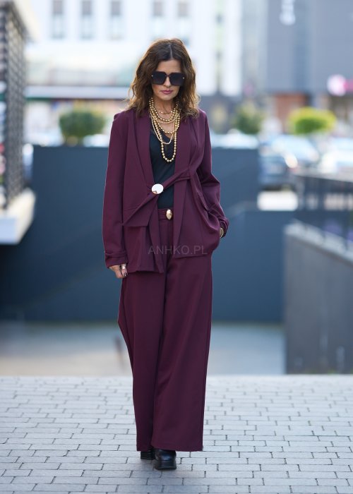 Śliwkowe spodnie damskie z prostą nogawką i wysokim stanem, zapinane na duży ozdobny guzik, wykonane z miękkiej, eleganckiej tkaniny